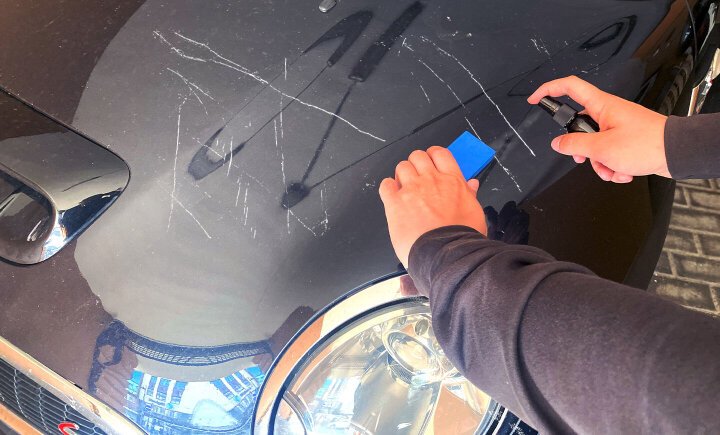 Spray nano NuraFix applicato sulla vernice dell'auto — riempimento graffi e rivitalizzazione vernice